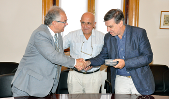 Autoridades se saludan tras entrega de documentación histórica por parte de Portugal Autoridades se saludan tras entrega de documentación histórica por parte de Portugal