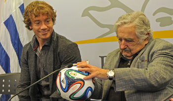 El Presidente José Mujica y el capitan de la selección uruguaya de fútbol, Diego Lugano