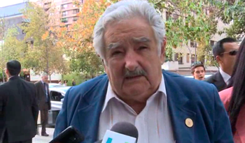 Presidente José Mujica atiende a la prensa en Chile