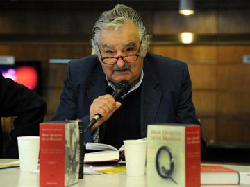 Presidente José Mujica leyendo