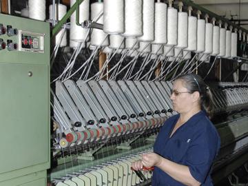 Mujer trabajando en fábrica
