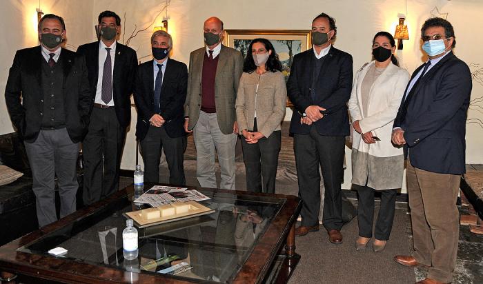 Directivos de ARU junto a Azucena Arbeleche y equipo económico