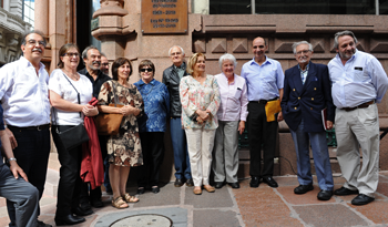 Autoridades junto a la vicepresidenta Lucía Topolansky frente al edificio Arquitecto Juan Pablo Terra