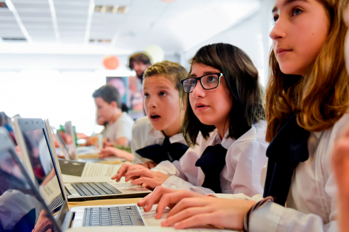 Escolares con computadoras del Plan Ceibal
