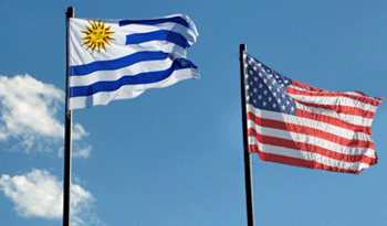 Pabellones de Uruguay y Estados Unidos.