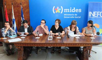Autoridades, en entrega de diplomas Autoridades, en entrega de diplomas