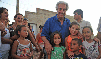 El Presidente Tavaré Vázquez visitó complejo de vivienda social en Paysandú