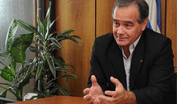 José Coya, anunció contactos con la empresa argentina YPF y la brasileña Sulgás para excedentes de regasificadora de Punta de Sayago
