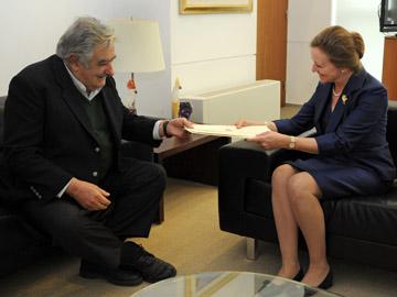 Presidente José Mujica y embajadora de Canadá Claire Poulin