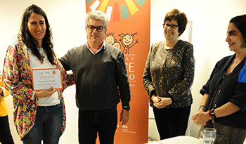 Entrega de certificado a fotógrafa premiada