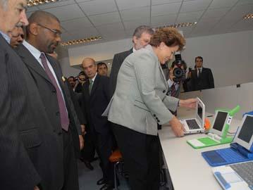 Presidenta Rousseff observando una XO del Plan Ceibal