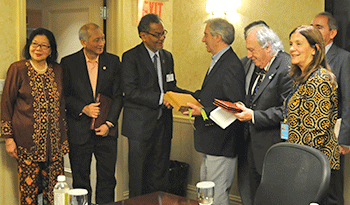 Presidente Tabaré Vázquez con ministro de Salud de Malasia, Dzulkefly Ahmad