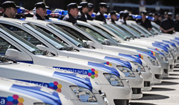 Policías junto a patrulleros del programa Mi Comisaría