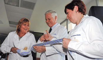 Autoridades en inauguración de instalaciones en el hospital Pasteur