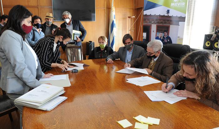 Firma de acuerdo entre Mevir e Instituto Nacional de Colonización