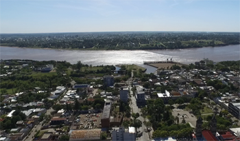 Vista aérea de zona urbana inundada