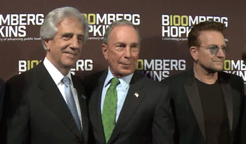 Vázquez, Bloomberg y Bono, en Nueva York.