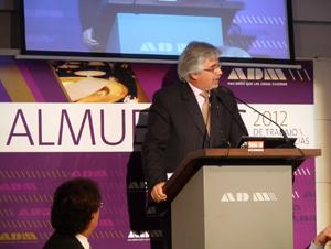 Ministro Aguerre disertando