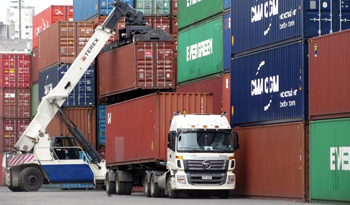 Camiones de carga trasladan contenedores desde el puerto de Montevideo