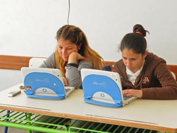 Liceales con computadoras del Plan Ceibal