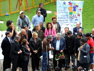Presidente Mujica con integrantes de V Encuentro Latinoamericano de Fútbol Callejero