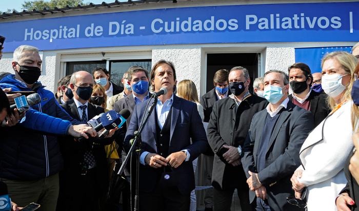 Presidente Lacalle Pou en el hospital de Young