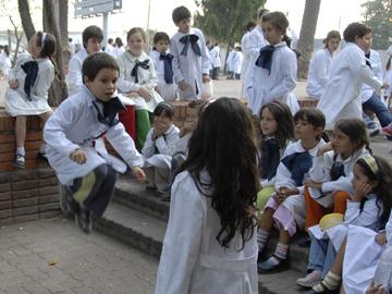 Niños saltando
