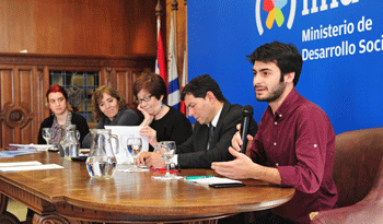 Director del INJU, Federico Barreto, con autoridades en firma de convenio