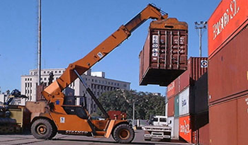 Movimiento de contenedores de pequeña escala en el Puerto de Montevideo. Foto: archivo.