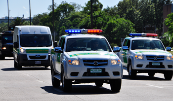 Camionetas policiales en trabajo de custodia