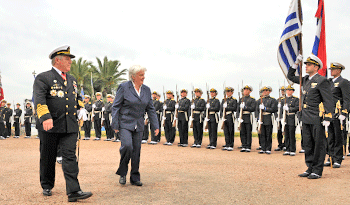 Leonardo Alonso y Lucia Topolansky pasan revista a efectivos de la Armada Nacional