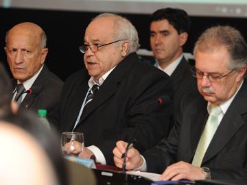 Ministro Fernández Huidobro en conferencia de prensa