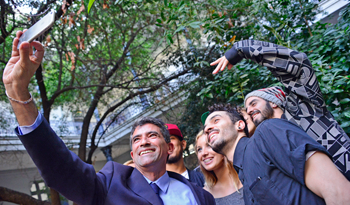 Vicepresidente Raúl Sendic con jóvenes del liceo IAVA