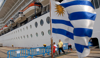 Llegada de cruceros y turistas al Puerto de Montevideo