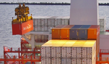 Carga de contenedores en puerto de Montevideo