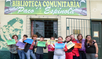 Integrantes del grupo de apoyo a la biblioteca "Paco" Espínola, en Paso de la Arena, Montevideo