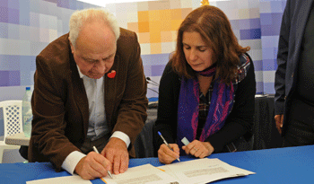 Víctor Rossi y vecina de La Coronilla en firma de acta