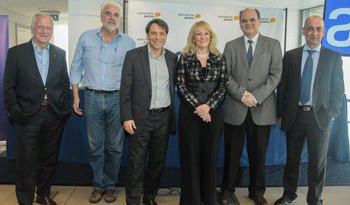 Autoridades tras firma de convenio entre Antel y ANII