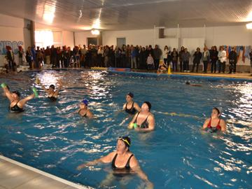 Personas realizando actividades en la piscina