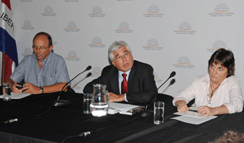 Ministro Tabaré Aguerre en conferencia de prensa