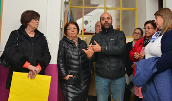 Julio Bango en visita al centro Luna Lunera de Mercedes