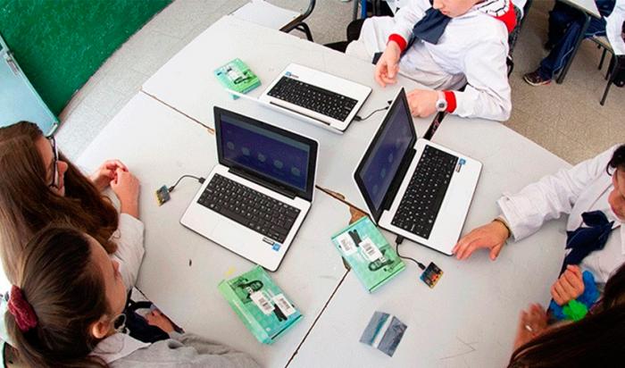 Escolares con computadoras