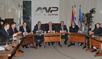 Autoridades en conferencia de prensa en la Administración Nacional de Puertos
