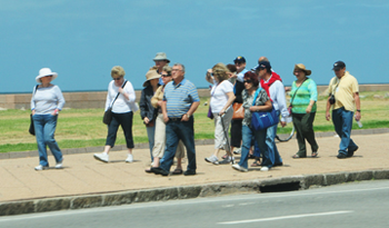 Grupo de adultos mayores en excursión del Programa Turismo Social Grupo de adultos mayores en excursión del Programa Turismo Social