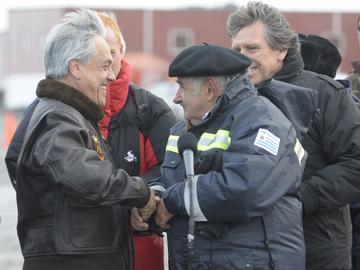 Presidentes de Uruguay y Chile saludándose a la llegada a la Antártida