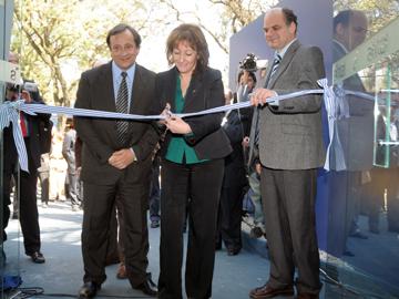 Autoridades cortan cinta del stand