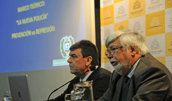Ministro del Interior, Eduardo Bonomi y el director Nacional de Policía, Mario Layera,