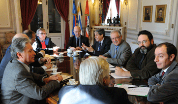 El ministro de Defensa, Jorge Menéndez, y representantes de los partidos políticos