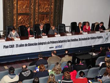 Autoridades en seminario “Plan de Atención a la Primera Infancia y las familias. Un modelo de Política Pública”