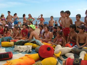 niños en playa